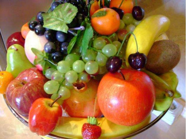Муляж корзина с фруктами